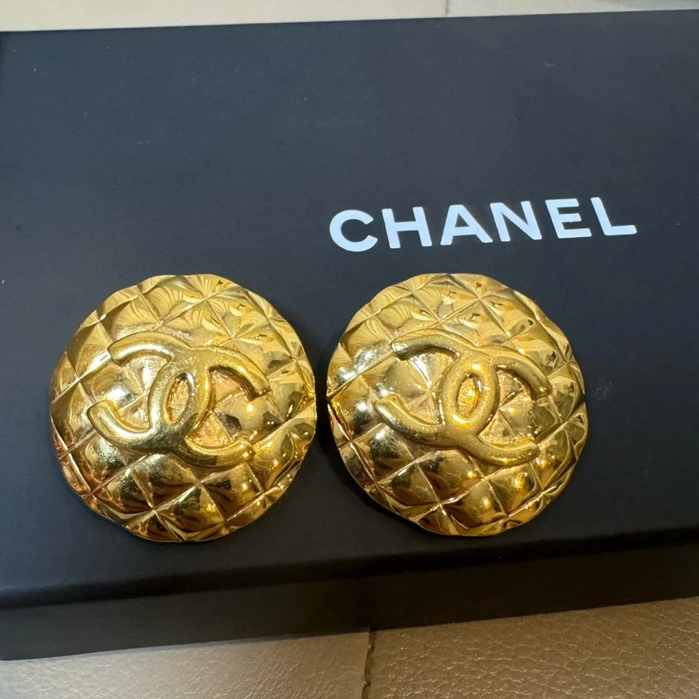Sold ❌Chanel vintage clip on oversized earrings - Picture 2 of 5
